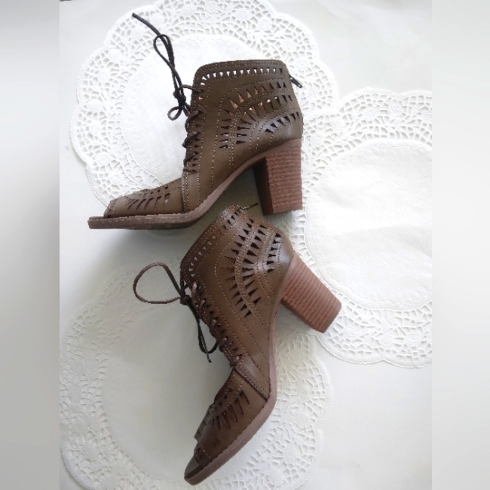 Strappy block heels 6/7